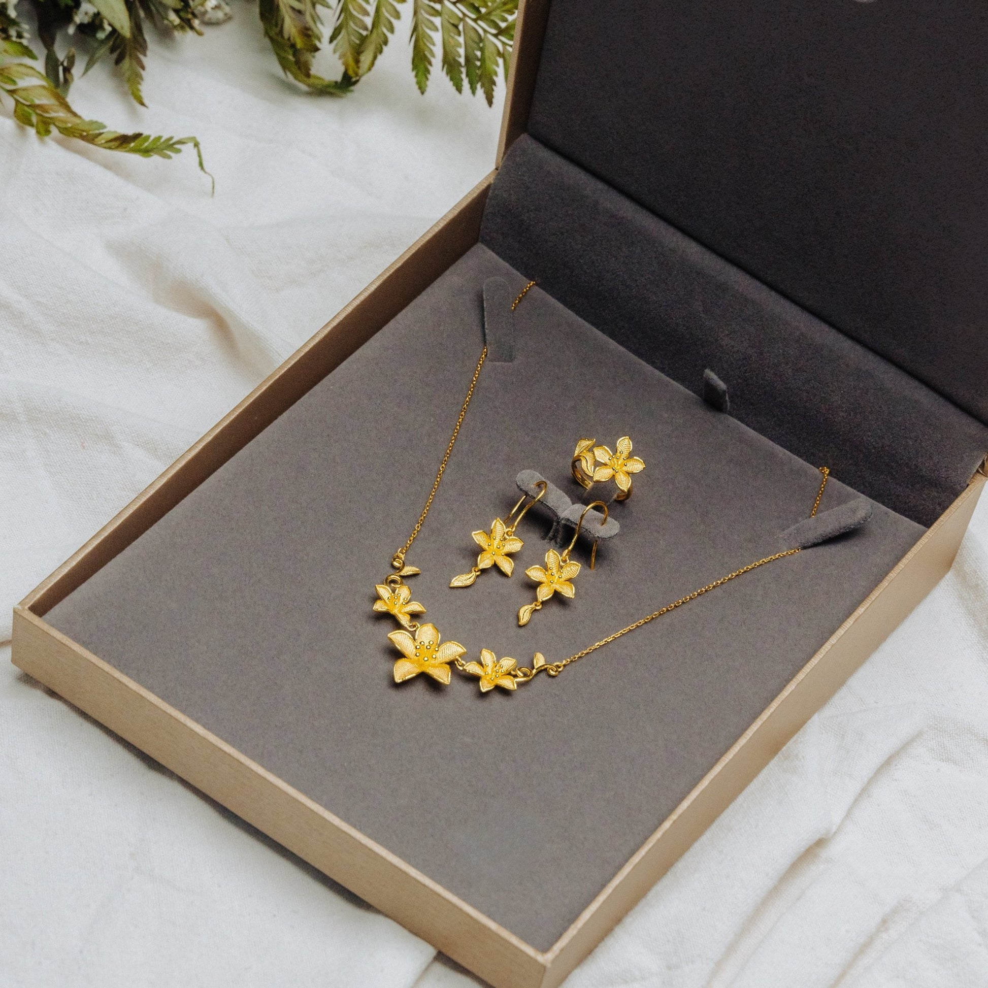 999 24K Gold Flora Earring with delicate floral motifs in pure gold, crafted for timeless elegance and everyday sophisticated wear.