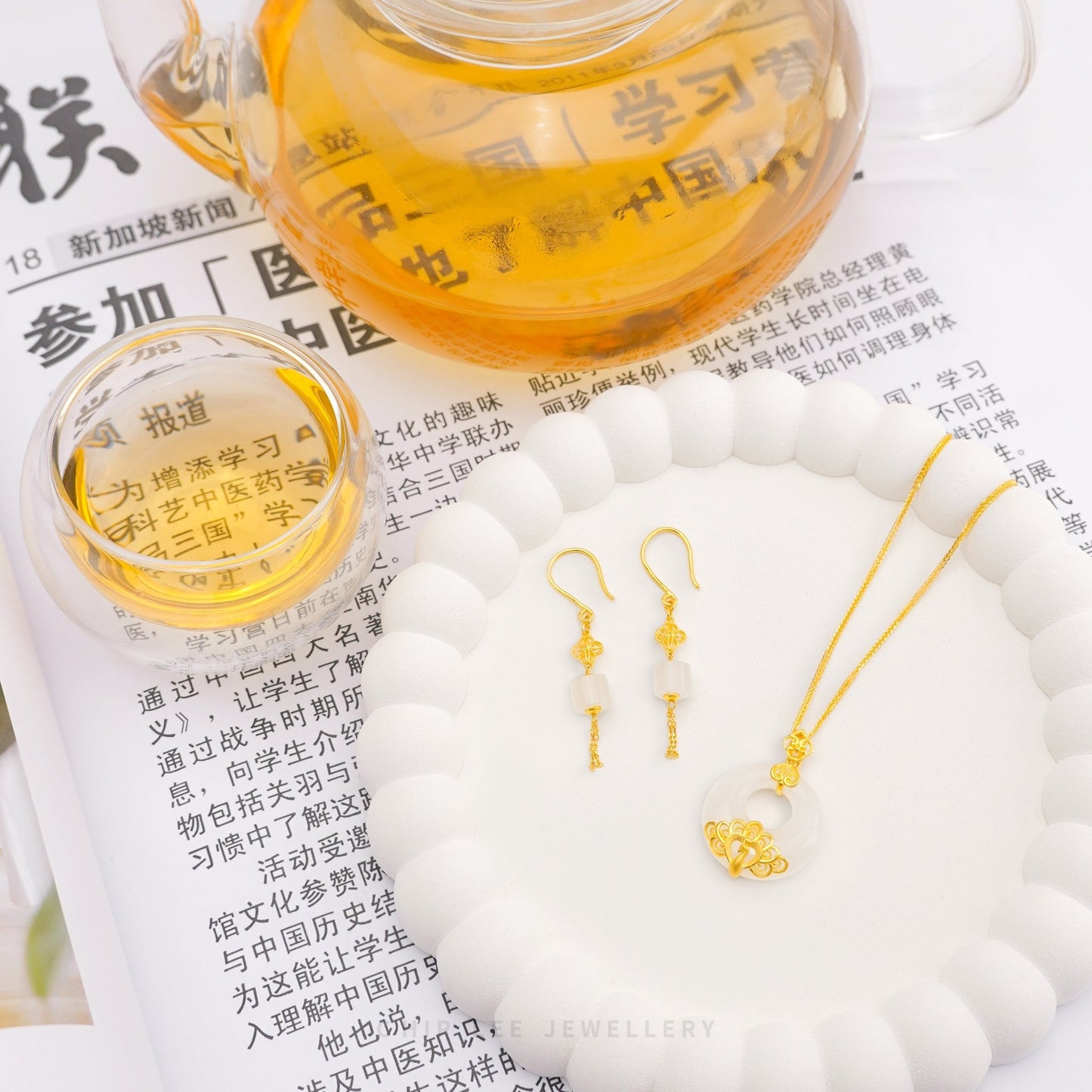 999 pure gold clover dangling earring with He Tian jade, symbolizing luck and timeless elegance in a refined, beautifully crafted jewellery design.