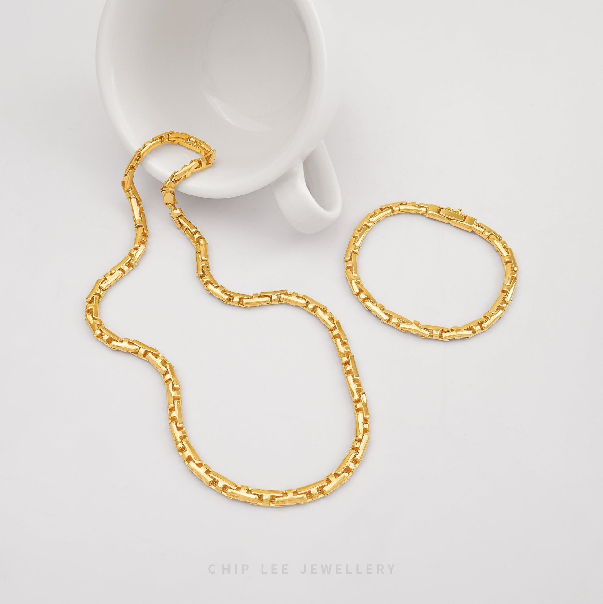 Chip Lee Boston Chain Necklace. Certified heavy 916 Gold (22K) classic chain. The substantial design offers a bold statement jewellery piece from Chip Lee SG.