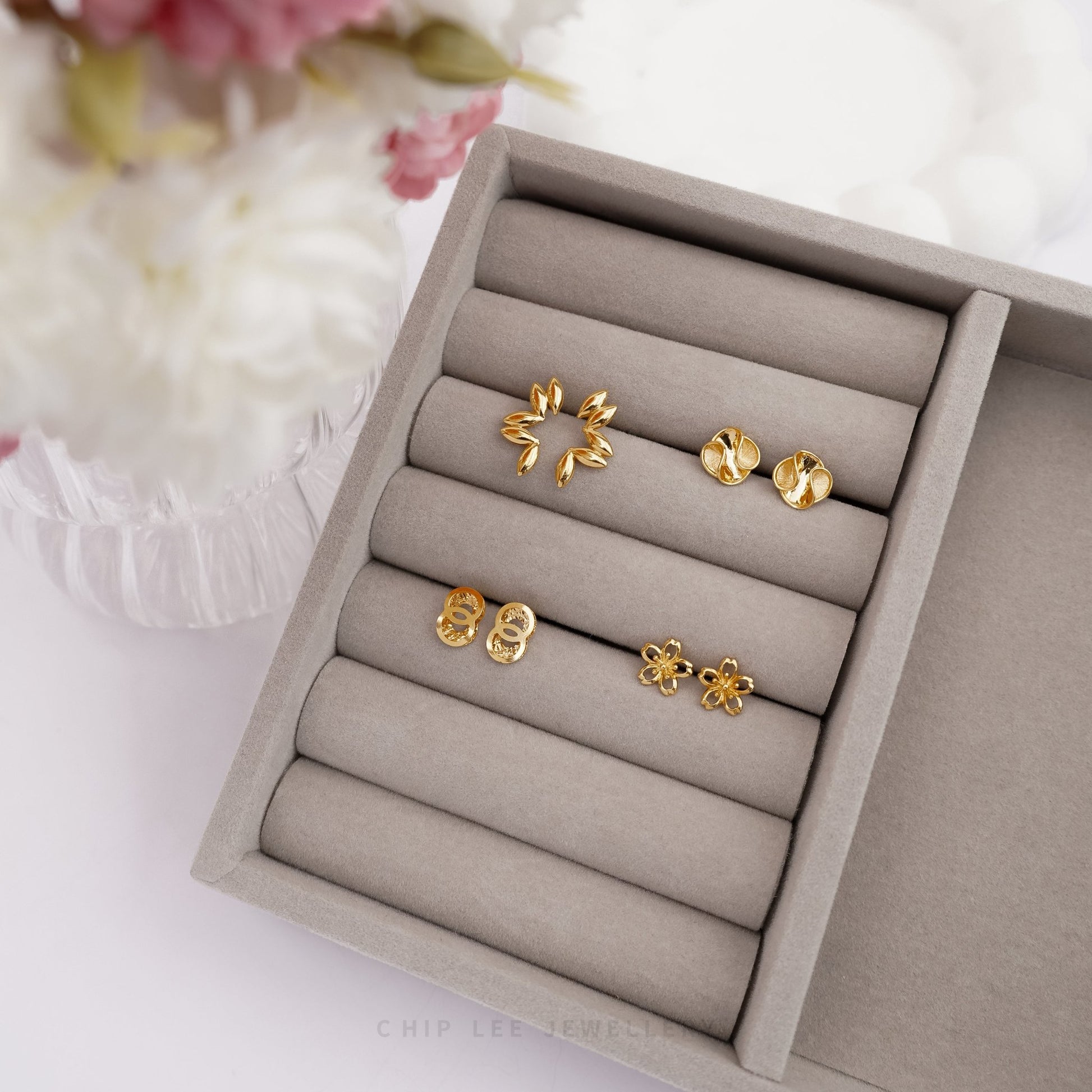 Hollow Intricate Earring from Chip Lee Jewellery Singapore. 916 Pure Gold 22K dangle earrings with a lightweight, intricate detailed design. Certified gold.