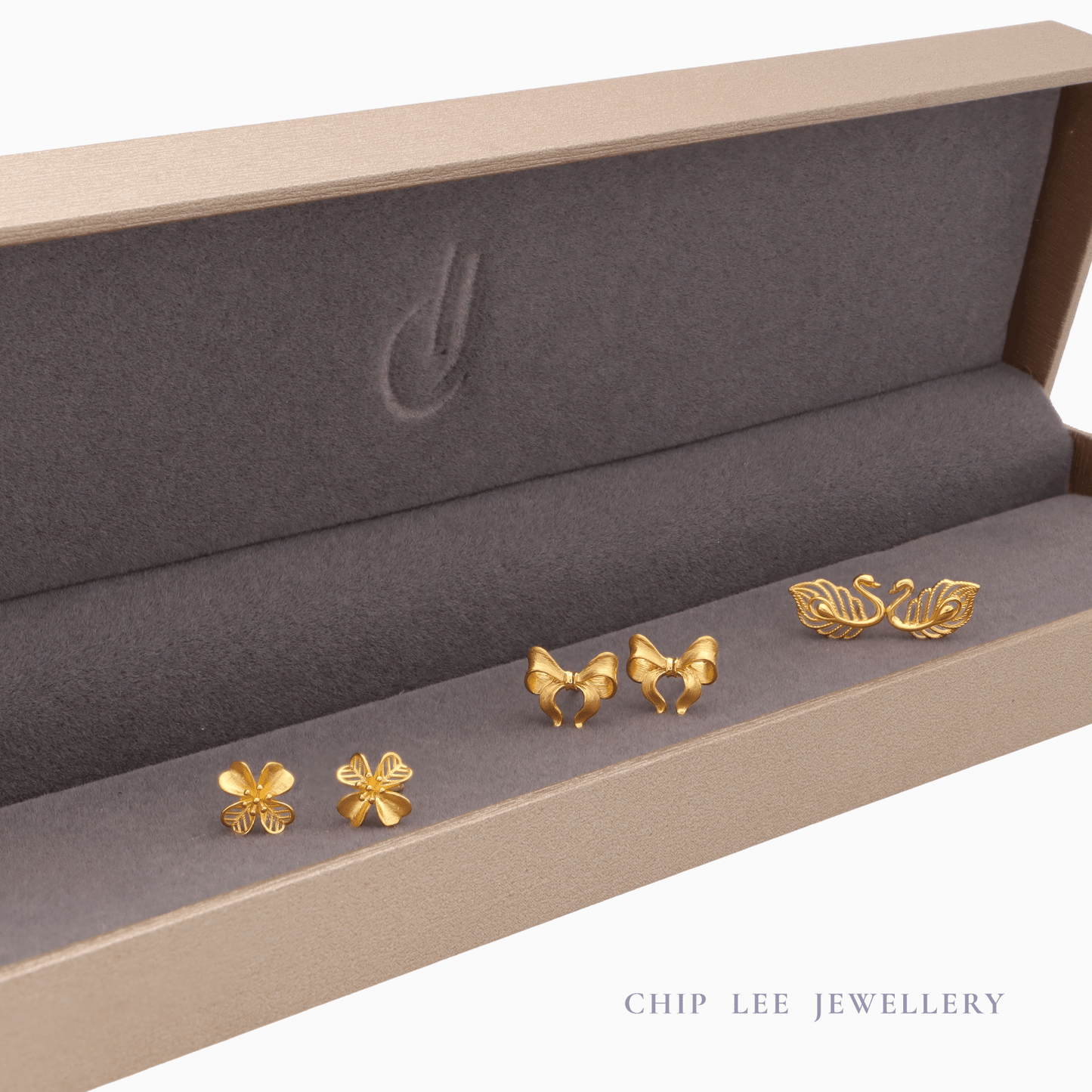 Chip Lee Jewellery Ribbon Stud Earring. Lightweight 916 Gold (22K) polished ribbon-shaped stud earrings. Certified pure gold jewelry.