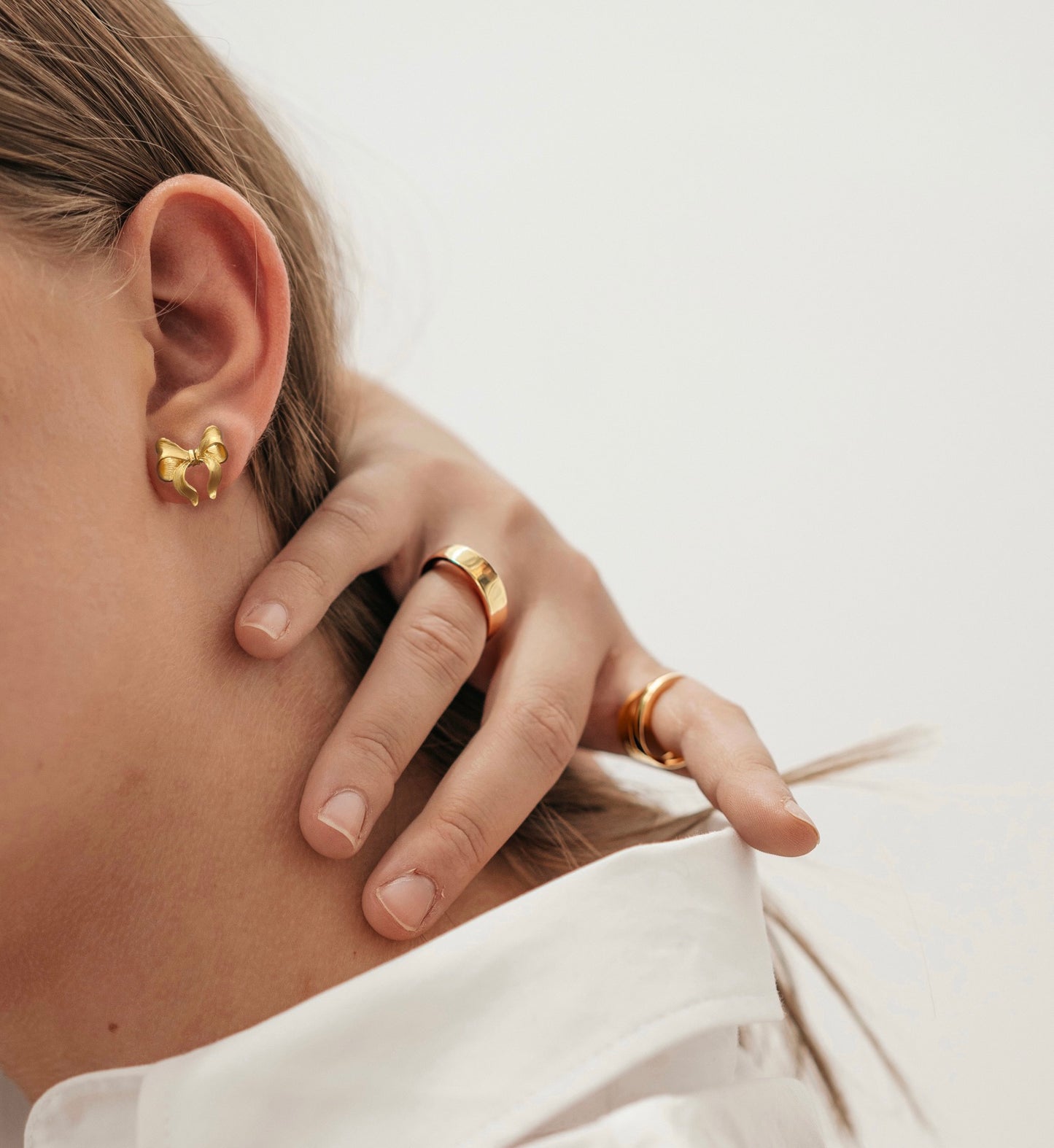 Chip Lee Jewellery Ribbon Stud Earring. Lightweight 916 Gold (22K) polished ribbon-shaped stud earrings. Certified pure gold jewelry.
