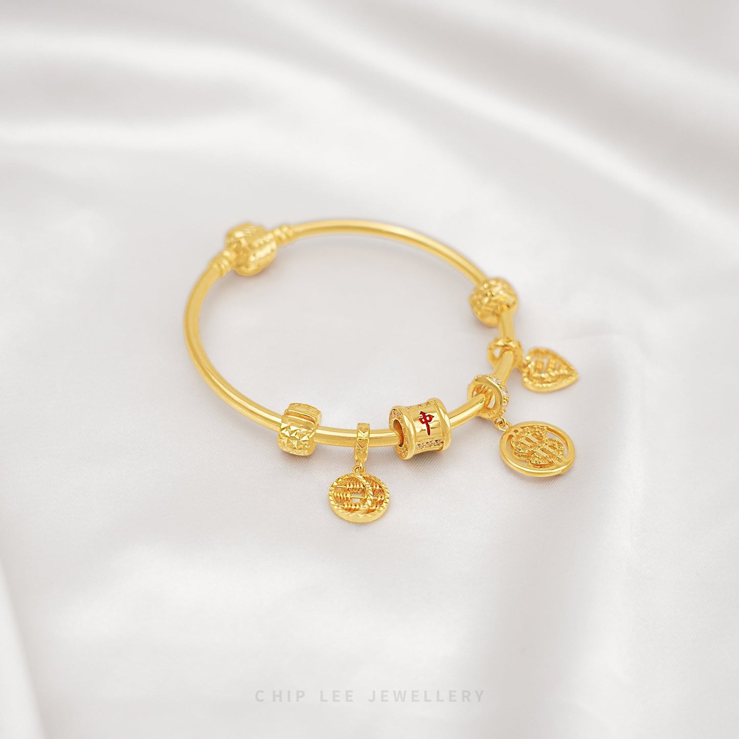 Trio Mahjong Charm with three classic Mahjong tiles crafted in solid gold, ideal for cultural and stylish jewellery accessories or gifts.