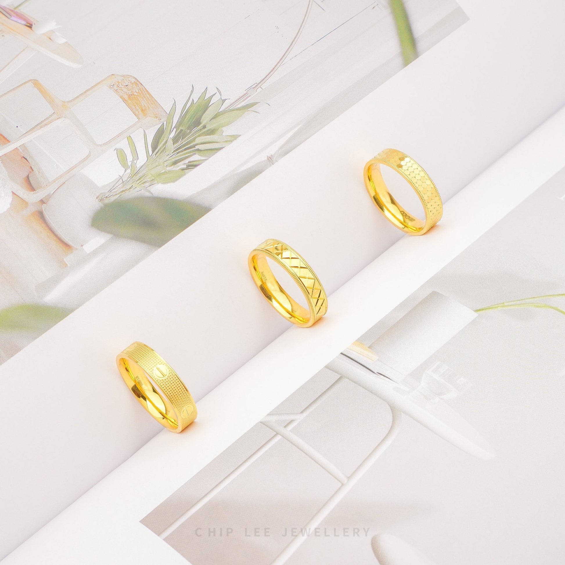 solid gold ring set with hexagonal pattern band in 916 gold (22K), solid textured design by Chip Lee Jewellery Singapore