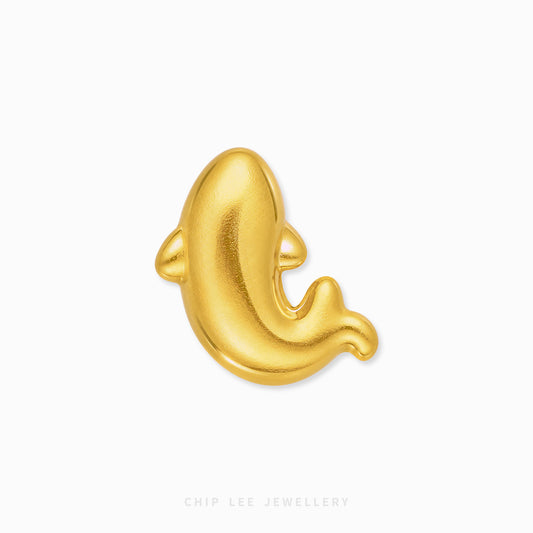 A polished gold fish shown on a clean white background with a subtle brand watermark at the bottom.