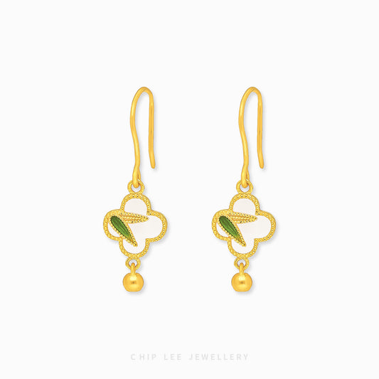 999 pure gold clover earring with He Tian jade, symbolizing luck and timeless elegance in a refined, beautifully crafted jewellery design.