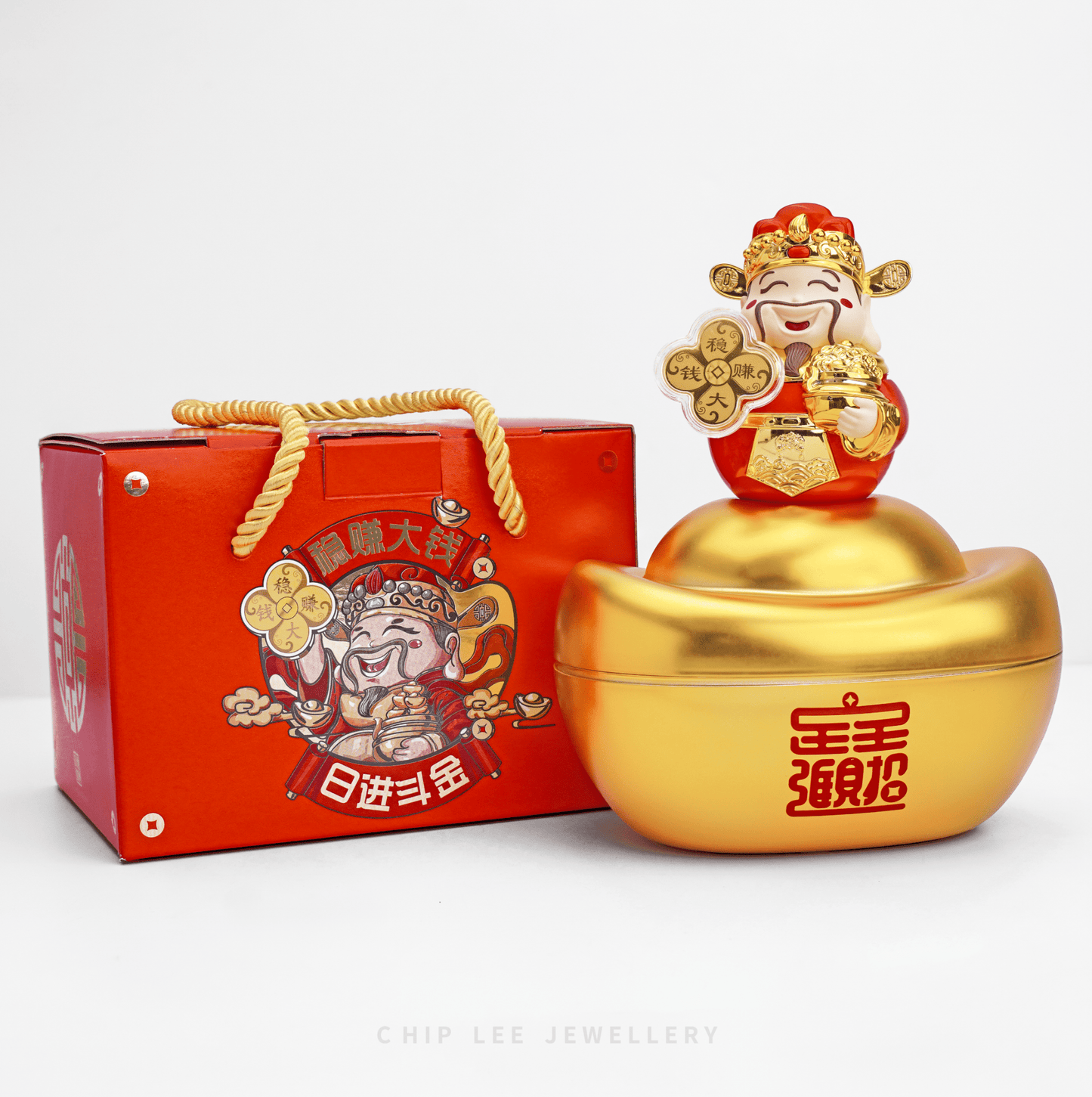 God of Fortune Figurine holding gold ingot and four-leaf spinning coin (稳赚大钱). 999 Pure Gold collectible for wealth and luck.