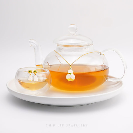 999 pure gold Hu Lu (gourd) pendant with He Tian jade, symbolizing health and protection in a finely crafted traditional jewellery design.