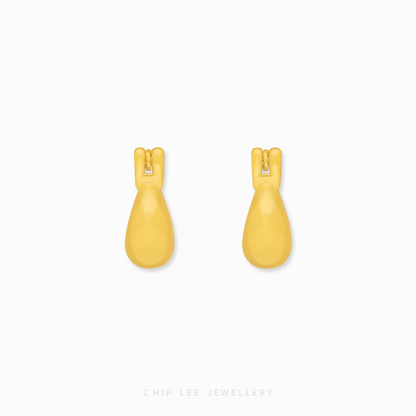 Chip Lee Jewellery Singapore Puffy Crescent Hoop Earrings 999 Gold. Thick gold hoops for women. High-shine, comfortable, everyday luxury.