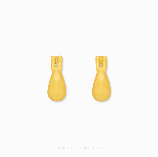 Chip Lee Jewellery Singapore Puffy Crescent Hoop Earrings 999 Gold. Thick gold hoops for women. High-shine, comfortable, everyday luxury.