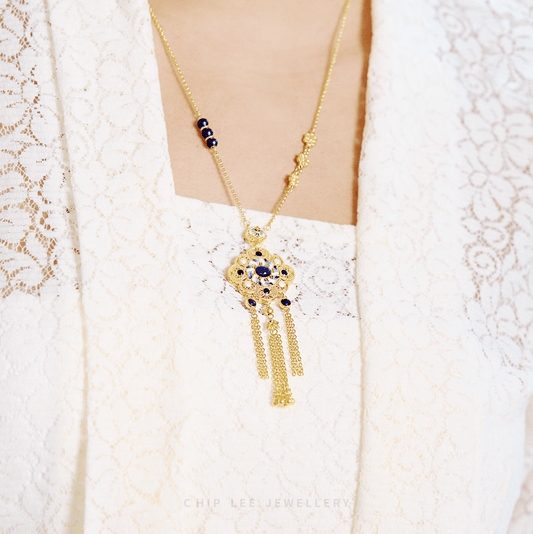 999 Pure Gold Qing Hua Blossom Gu Fa Jin Necklace, inspired by traditional Qing Hua porcelain.
