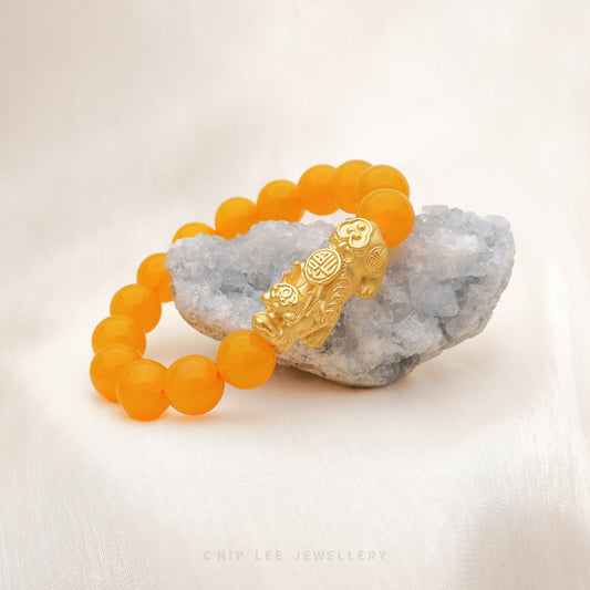 Close-up of 999 Pure Gold Yellow Agate Pixiu Bracelet with yellow agate beads and gold Pixiu charm on display.