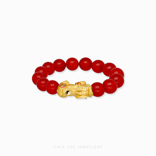 Close-up of 999 Pure Gold Yin Yang Red Agate Pixiu Bracelet with red agate beads and dual Pixiu charms on display.