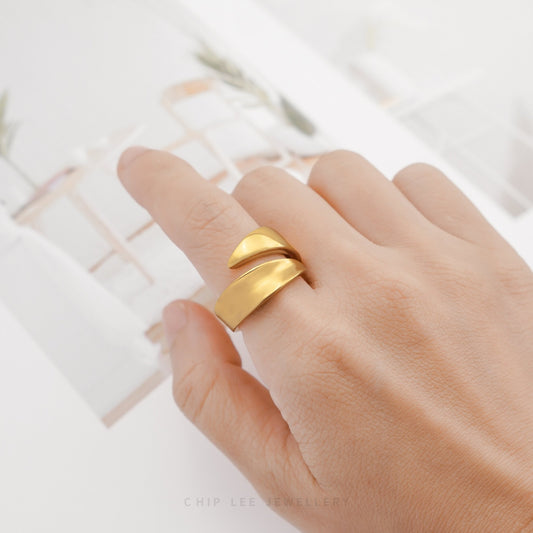 Chunky Open Ring in 916 gold with sleek, modern design. Hallmarked in Singapore for purity and authenticity.