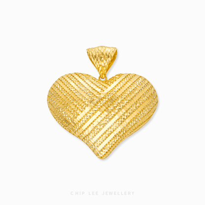Chunky textured heart pendant with sculpted bold design, modern women’s statement jewelry for everyday or layering wear