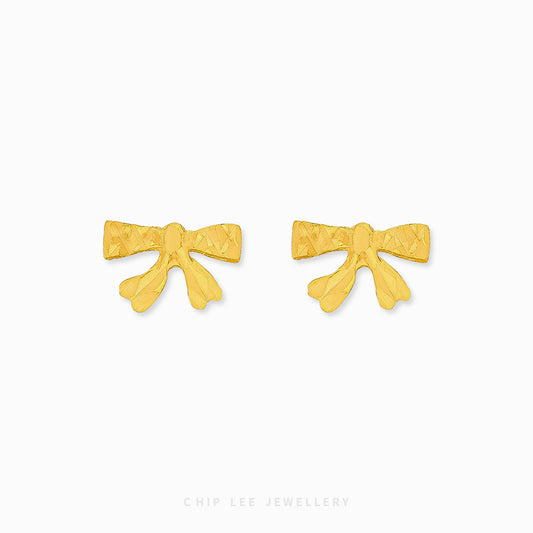 Chip Lee Jewellery Dainty Ribbon Studs. 916 Gold (22K) ribbon-shaped stud earrings. Lightweight, certified pure gold Singapore jewelry.