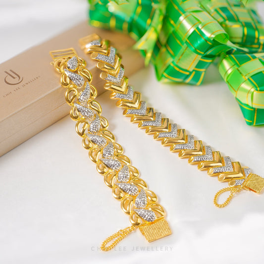 Discover the Duo Tone Arrowhead Chunky Bracelet by Chip Lee Jewellery – a bold dual‑tone arrowhead design in certified 916 gold, handcrafted in Singapore for statement luxury.
