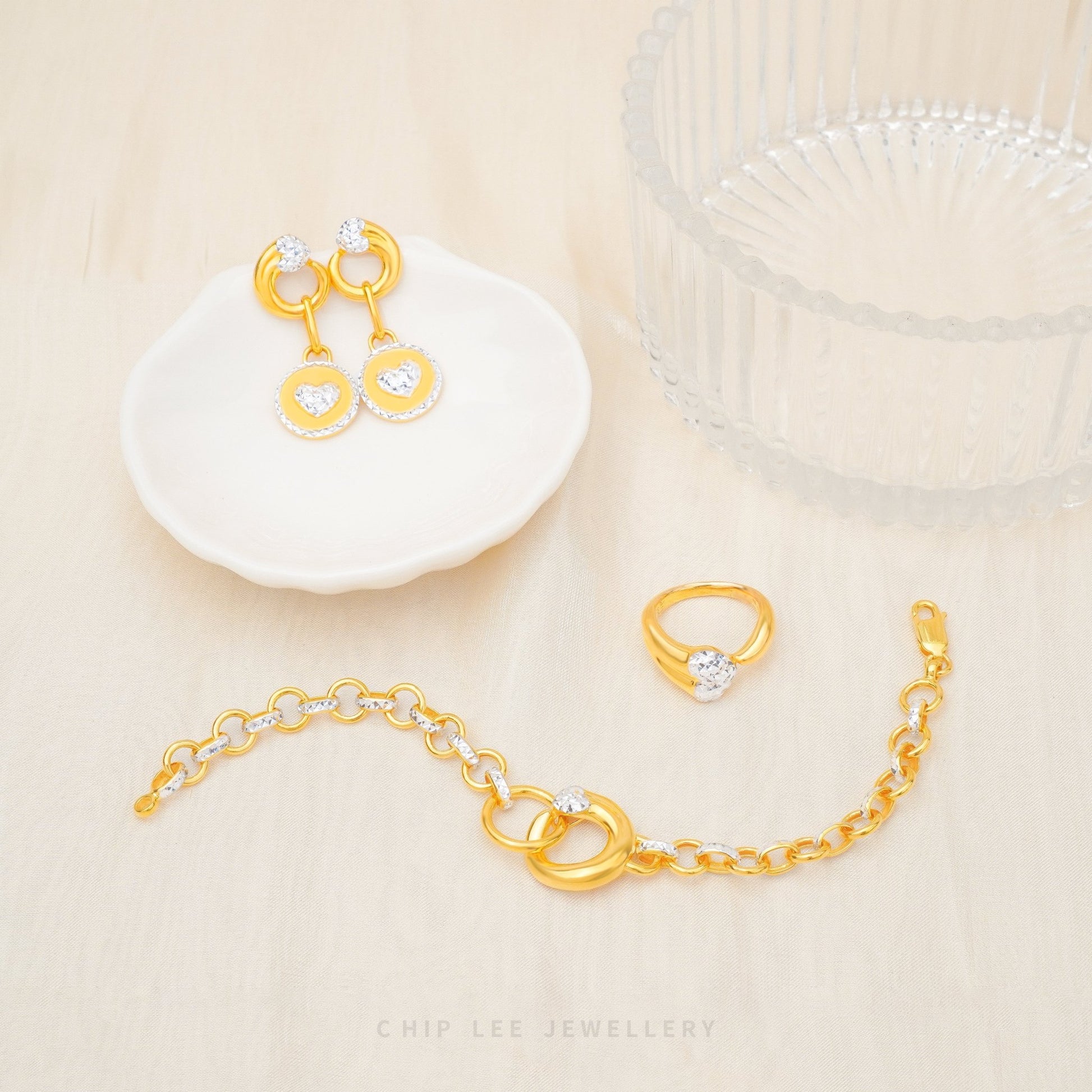 Duo Tone Circle Heart Set with interlocking matte and high-polish gold elements in 916 gold by Chip Lee Jewellery Singapore