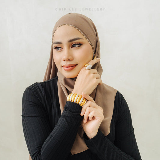 Discover the Duo Tone Pulut Dakap Statement Set from Chip Lee Jewellery – certified 916 gold, dual-tone 22K yellow/white gold iconic link design, crafted in Singapore for statement luxury.