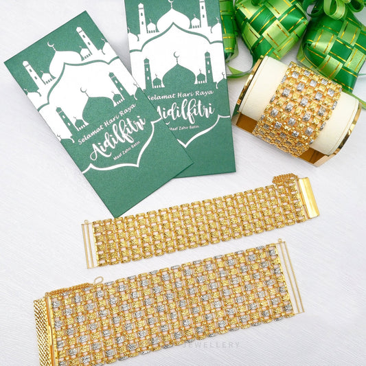 Discover the Duo Tone Statement Chain Bracelet from Chip Lee Jewellery – dual-tone 22K/916 yellow and white gold, hallmarked in Singapore and crafted for bold modern luxury.