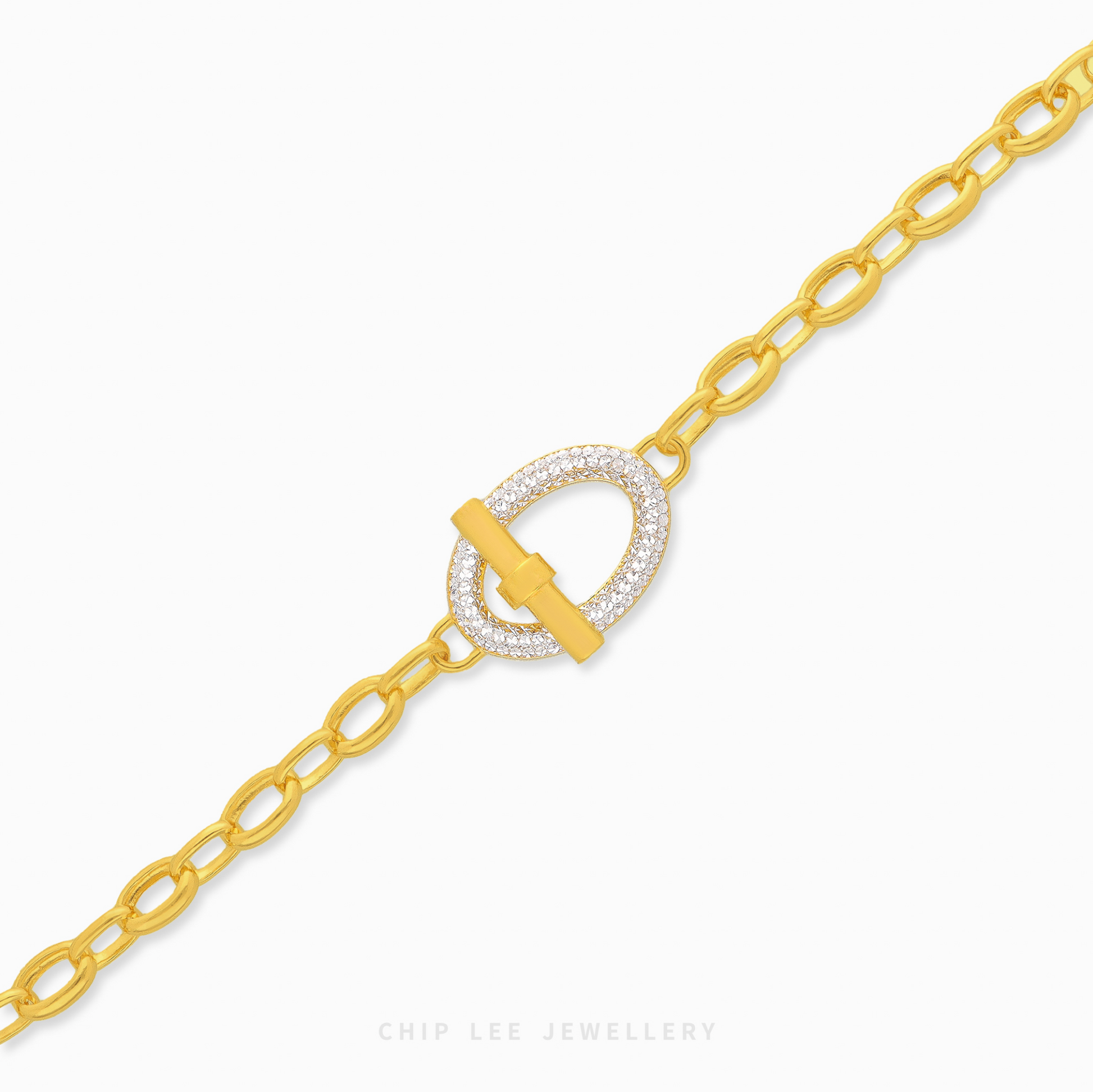 916 gold toggle chain bracelet close-up modern design