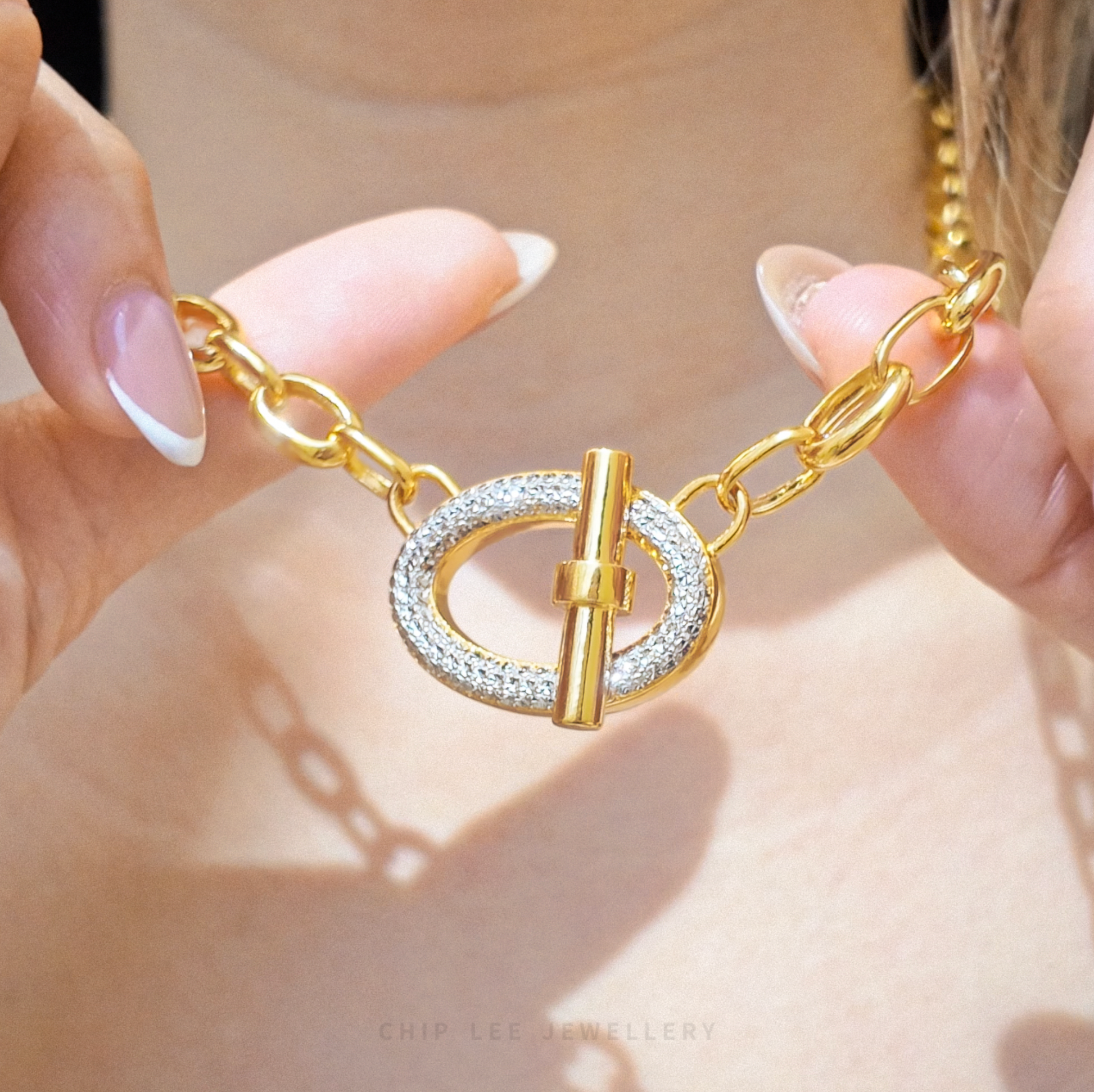 Modern toggle chain necklace with bold link design