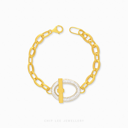 916 gold toggle chain bracelet close-up modern design