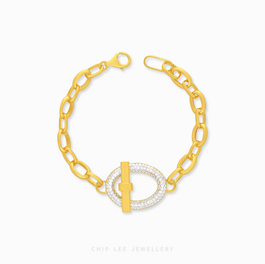 916 gold toggle chain bracelet close-up modern design