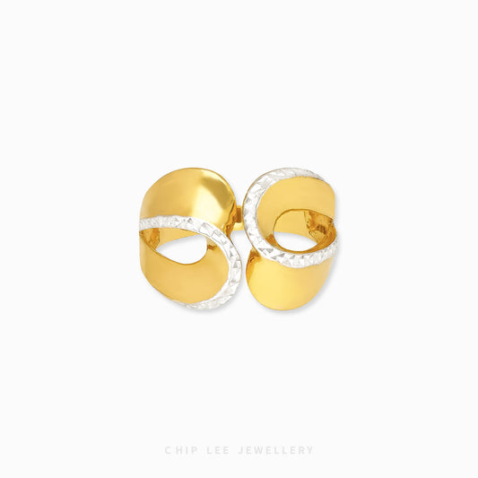 Duo Tone Loop Ring in 916 gold by Chip Lee Jewellery Singapore — dual-tone intertwined loops for timeless modern elegance.