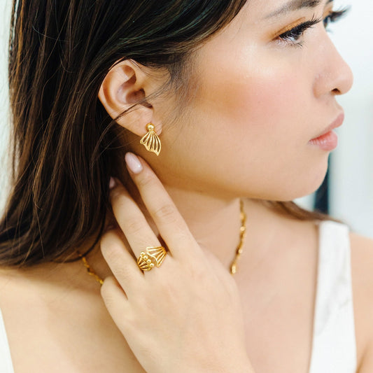 Chip Lee Jewellery Kurdele Set. Heavyweight 916 Gold (22K) set with a detailed wavy ribbon design. Certified pure gold SG jewelry.