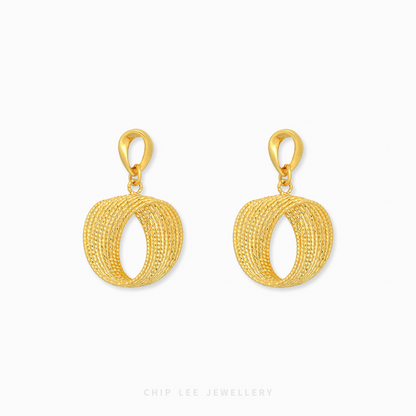 Mesh oval earrings with textured gold woven design
