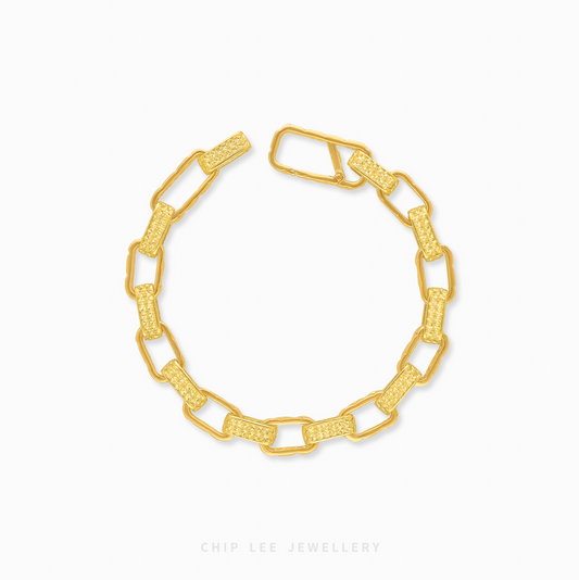 Paperclip bracelet with elongated chain links in minimalist design