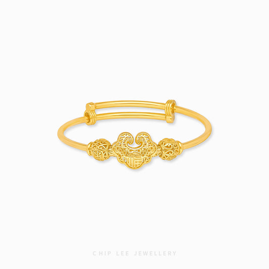 Prosperity and Good Fortune (福) Fu Baby Bangle by Chip Lee Jewellery, crafted in 916 gold, symbolizing blessings and protection for newborns.