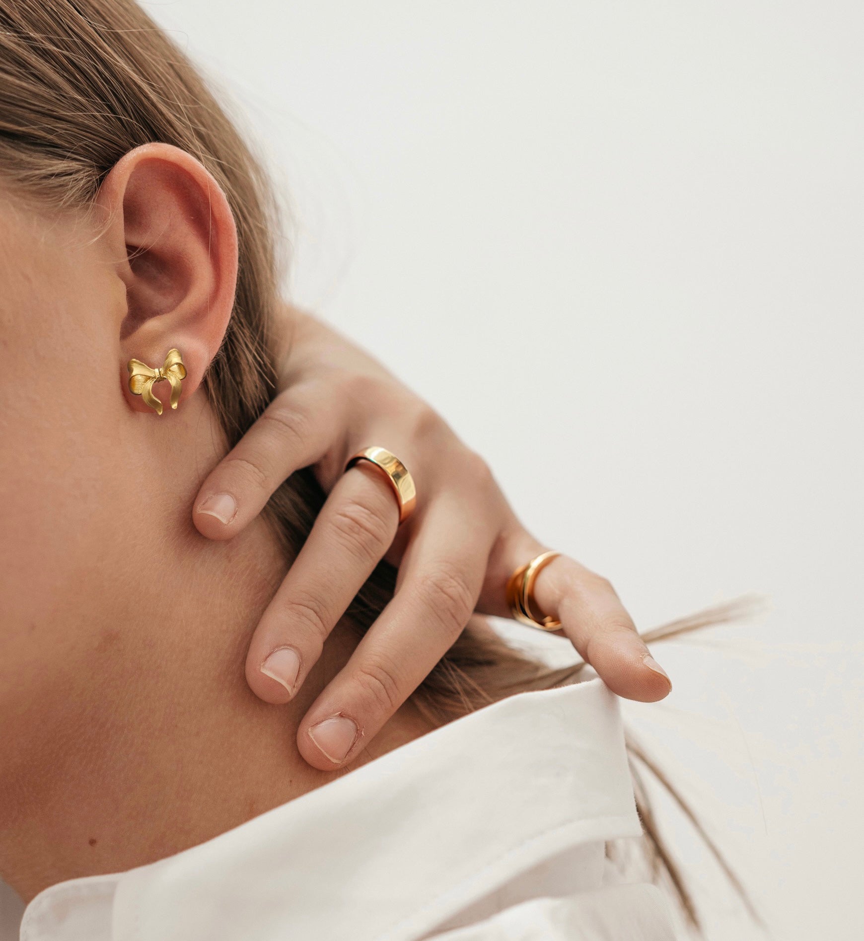 Chip Lee Jewellery Ribbon Stud Earring. Lightweight 916 Gold (22K) polished ribbon-shaped stud earrings. Certified pure gold jewelry.
