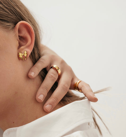 Chip Lee Jewellery Ribbon Stud Earring. Lightweight 916 Gold (22K) polished ribbon-shaped stud earrings. Certified pure gold jewelry.