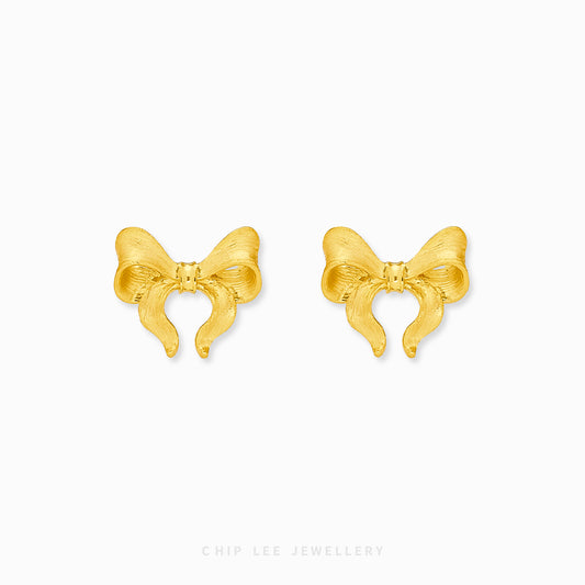 Chip Lee Jewellery Ribbon Stud Earring. Lightweight 916 Gold (22K) polished ribbon-shaped stud earrings. Certified pure gold jewelry.