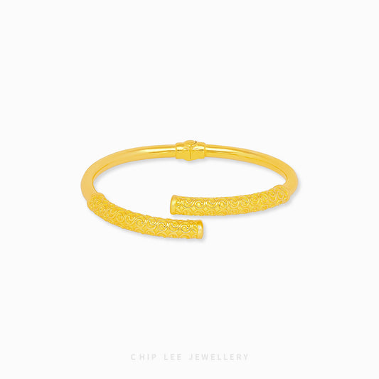 Ru Yi Jin Gu Bang (如意金箍棒) Bangle by Chip Lee Jewellery Singapore, 916/22K gold, intricate design, symbolizes strength and protection, unique accessory.