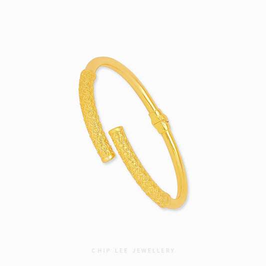 Ru Yi Jin Gu Bang (如意金箍棒) Bangle by Chip Lee Jewellery Singapore, 916/22K gold, intricate design, symbolizes strength and protection, unique accessory.