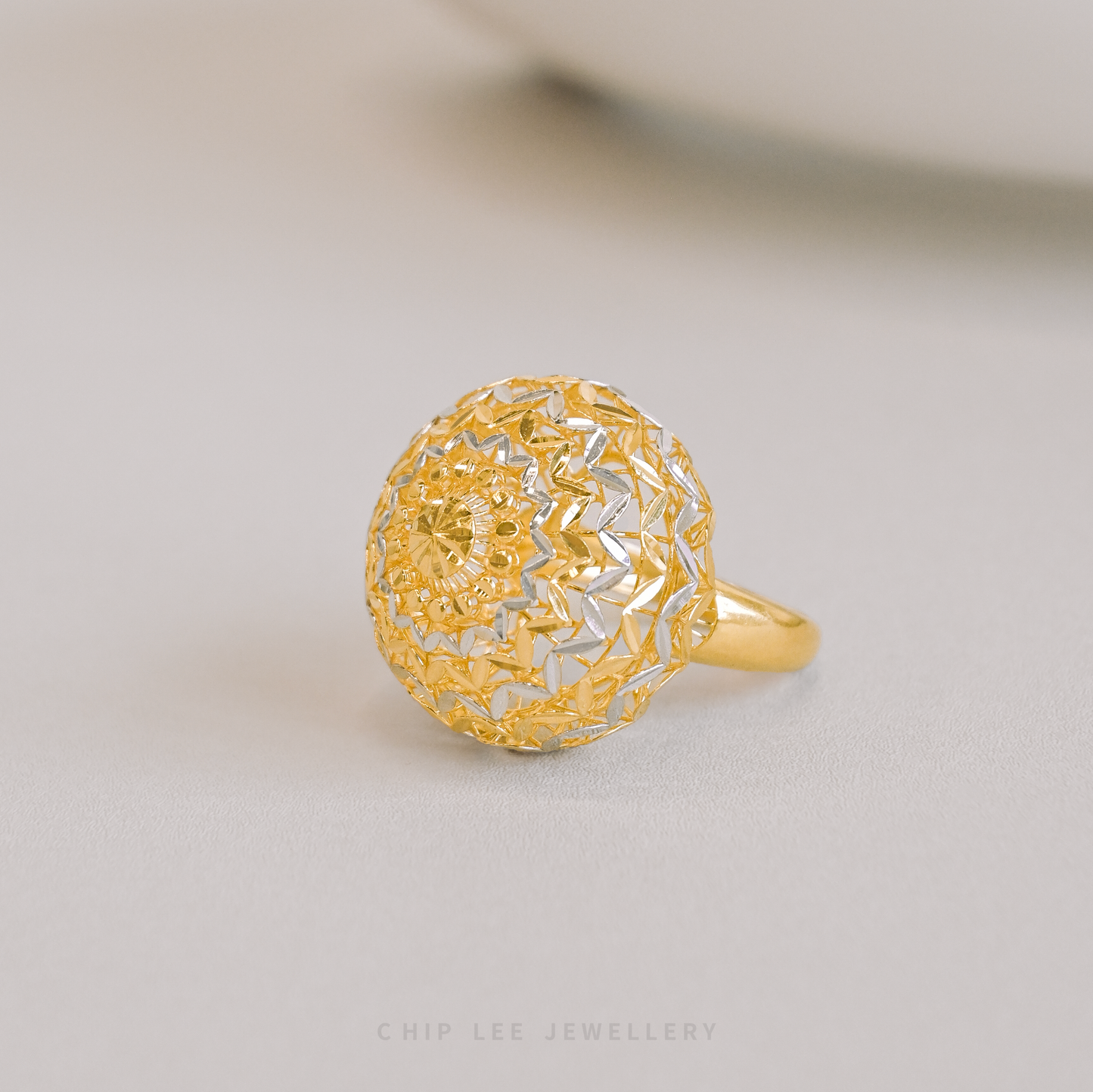 Bold Oracle Ring