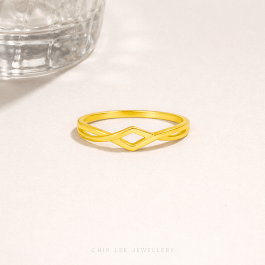 Serene Flow Gold Ring
