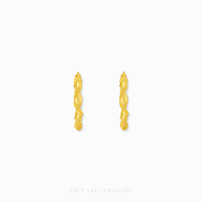 Chip Lee Jewellery Singapore Twisted Hoop Earrings 916 Gold for women. Textured gold hoops online. Modern, elegant, daily wear accessory.