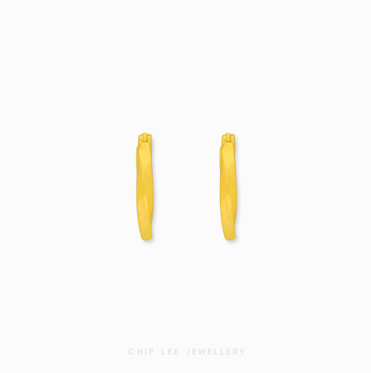 Chip Lee Jewellery Singapore Twisted Hoop Earrings 916 Gold for women. Textured gold hoops online. Modern, elegant, daily wear accessory.