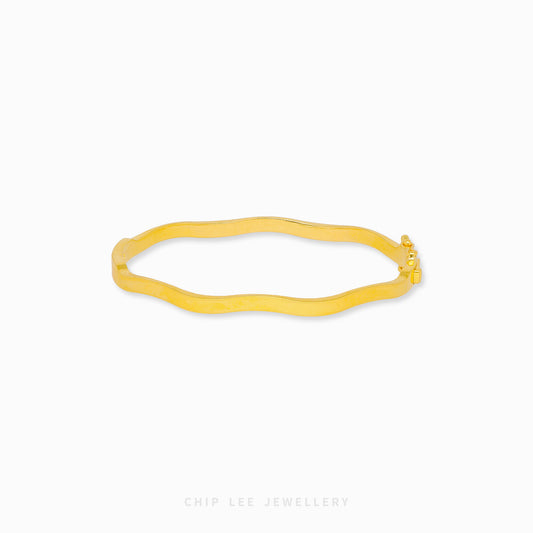 Wave Bangle in 916 gold, modern women’s bracelet, elegant and versatile jewellery for everyday wear or stacking