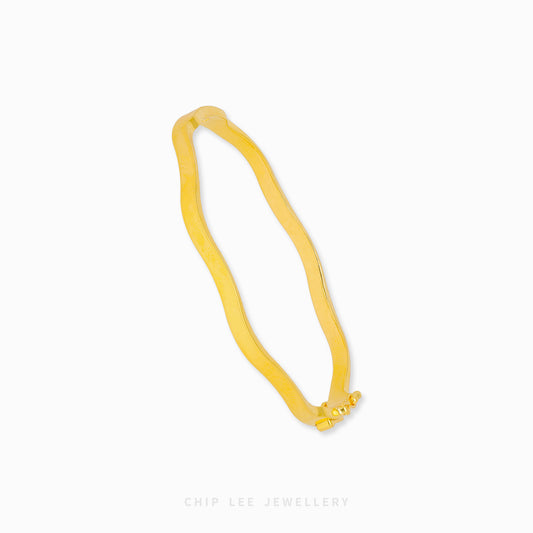 Wave Bangle in 916 gold, modern women’s bracelet, elegant and versatile jewellery for everyday wear or stacking